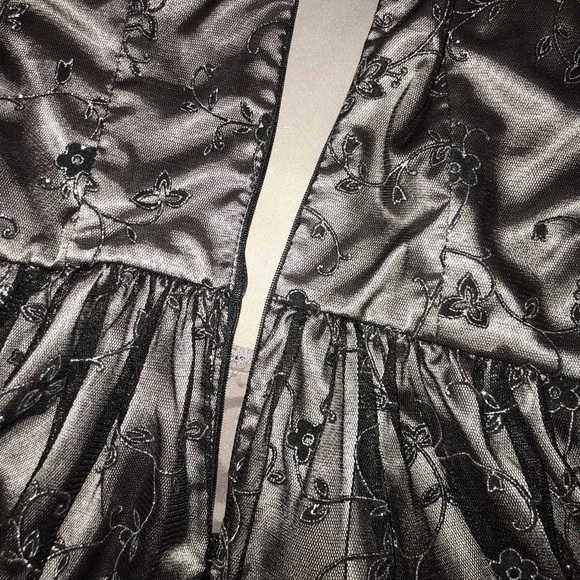 adorable gray mystic dress with flower detailing - Picture 5 of 6